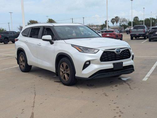 White 2023 Toyota Highlander Hybrid XLE
