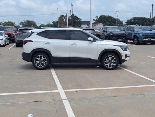 Snow White Pearl 2022 Kia Seltos EX
