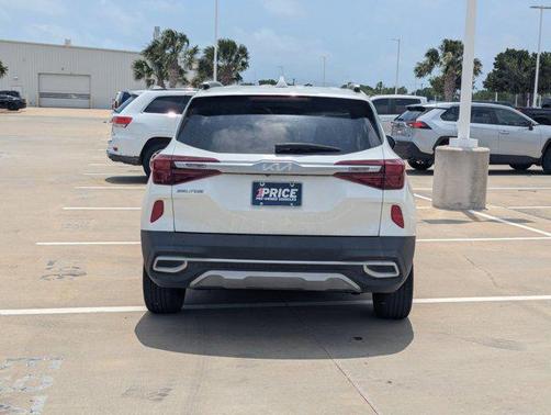 Snow White Pearl 2022 Kia Seltos EX