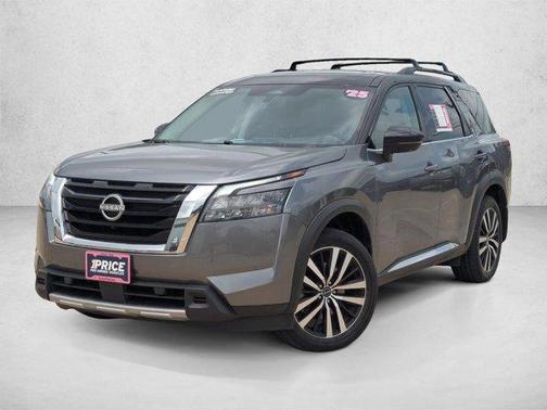 Gun Metallic/Super Black 2025 Nissan Pathfinder Platinum 4WD