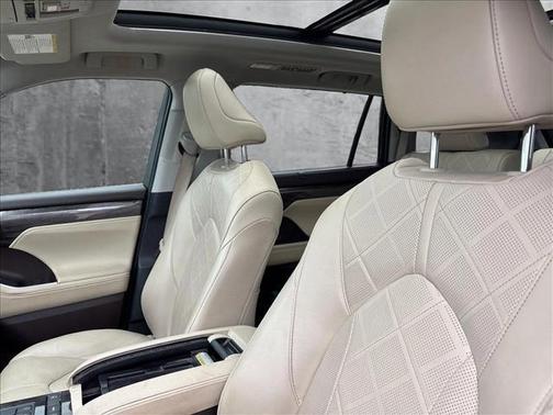 2022 Toyota Highlander Platinum