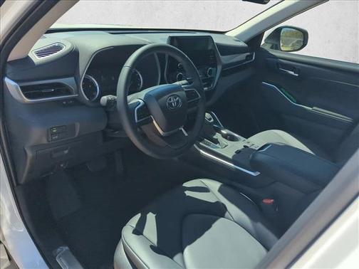 Wind Chill Pearl 2026 Toyota Highlander Hybrid XLE