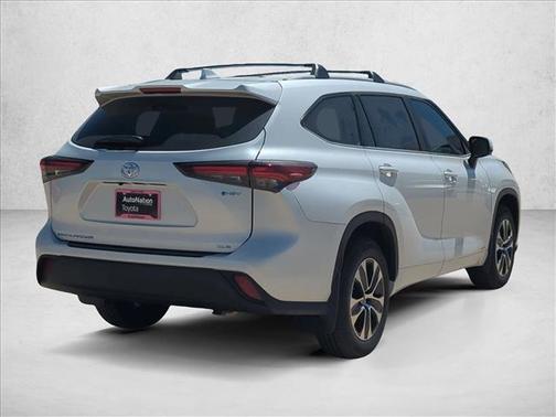 Wind Chill Pearl 2026 Toyota Highlander Hybrid XLE