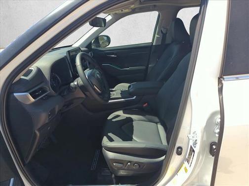 Wind Chill Pearl 2026 Toyota Highlander Hybrid XLE