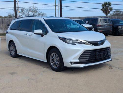 2024 Toyota Sienna XLE