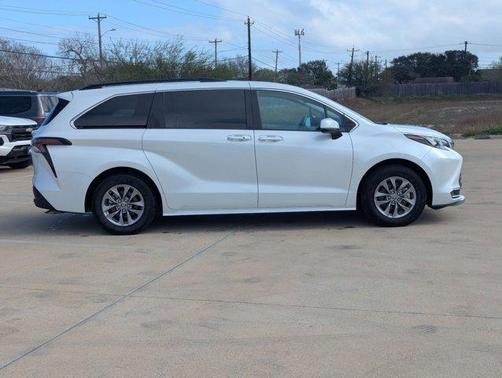 2024 Toyota Sienna XLE