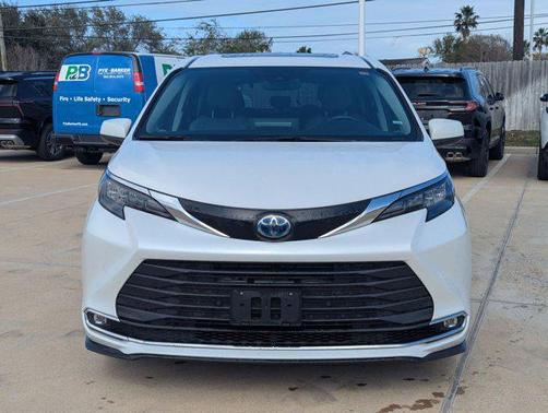 2024 Toyota Sienna XLE