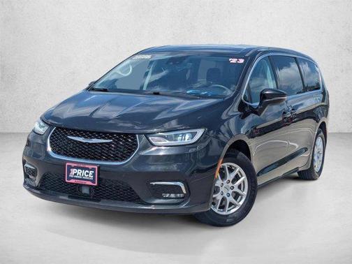 Brilliant Black Crystal Pearlcoat 2023 Chrysler Pacifica Touring L