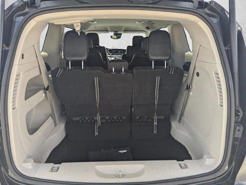 Brilliant Black Crystal Pearlcoat 2023 Chrysler Pacifica Touring L