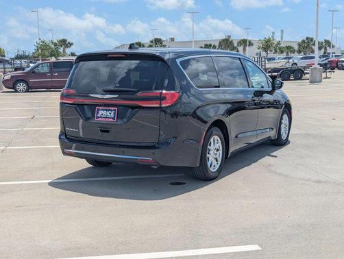 Brilliant Black Crystal Pearlcoat 2023 Chrysler Pacifica Touring L