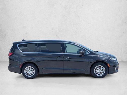 Brilliant Black Crystal Pearlcoat 2023 Chrysler Pacifica Touring L