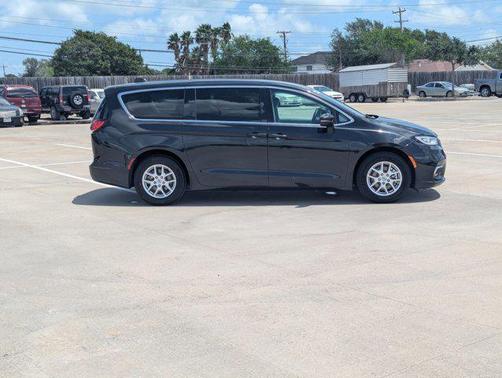 Brilliant Black Crystal Pearlcoat 2023 Chrysler Pacifica Touring L