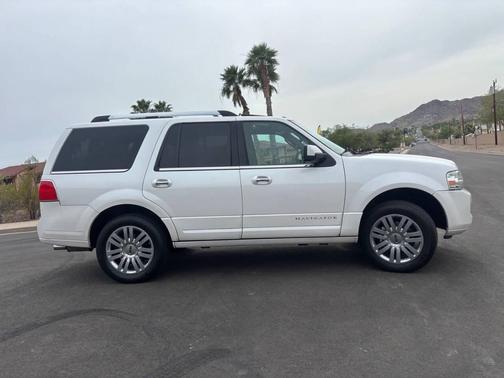 White Platinum Metallic Tri-Coat 2011 Lincoln Navigator Base