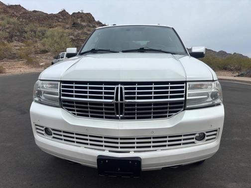 White Platinum Metallic Tri-Coat 2011 Lincoln Navigator Base