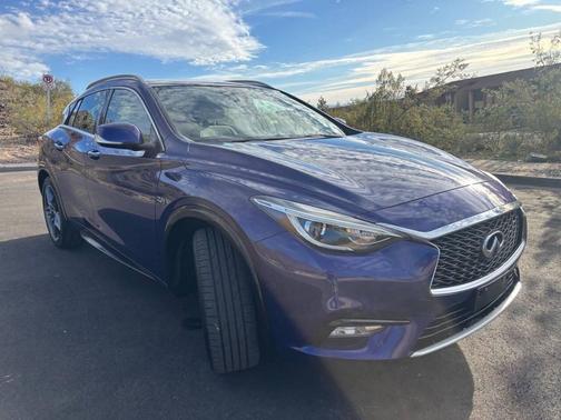 2017 INFINITI QX30 Premium