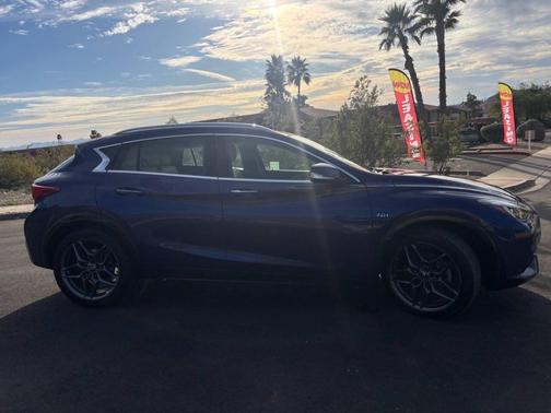 2017 INFINITI QX30 Premium