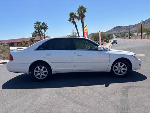 Diamond White 2002 Toyota Avalon XLS