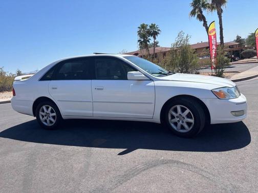 Diamond White 2002 Toyota Avalon XLS