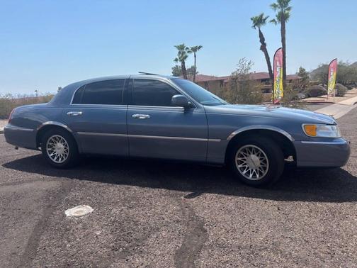 2000 Lincoln Town Car Signature