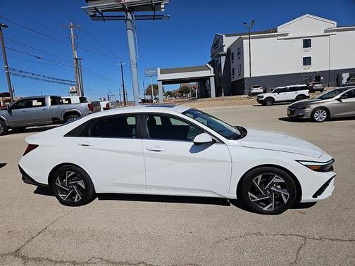 2025 Hyundai ELANTRA SEL