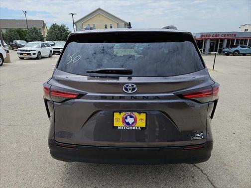 2021 Toyota Sienna XLE 8 Passenger
