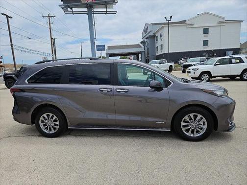 2021 Toyota Sienna XLE 8 Passenger