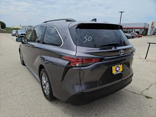 2021 Toyota Sienna XLE 8 Passenger