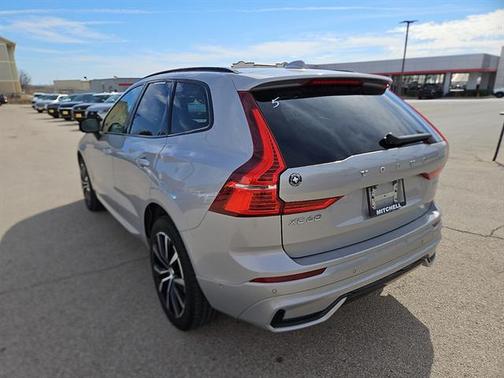 2023 Volvo XC60 B5 Plus Dark Theme