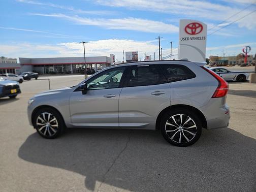 2023 Volvo XC60 B5 Plus Dark Theme