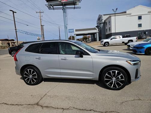 2023 Volvo XC60 B5 Plus Dark Theme