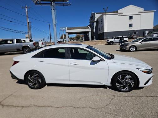 2025 Hyundai ELANTRA SEL