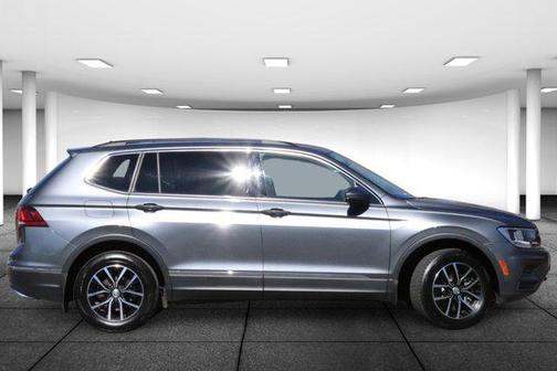 Photo 4 of 30 of 2021 Volkswagen Tiguan 2.0T SEL R-Line Black