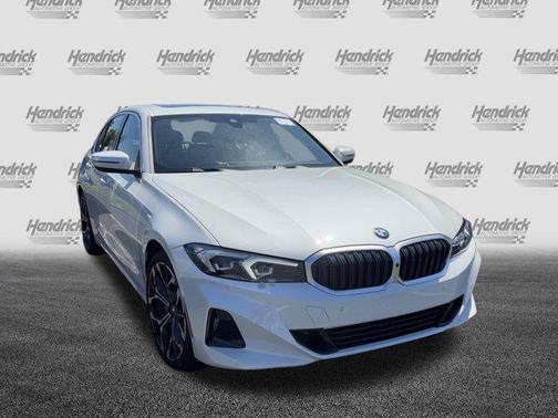 Mineral White Metallic 2025 BMW 330 330i