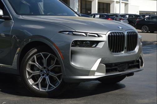 Skyscraper Grey Metallic 2026 BMW X7 xDrive40i