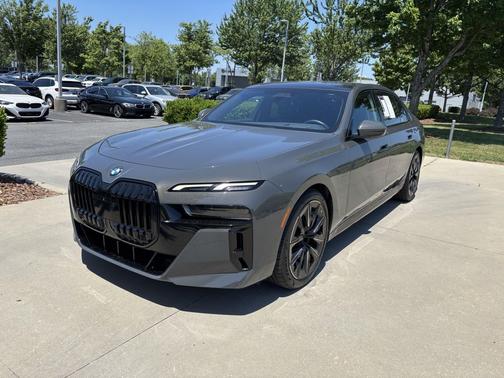 Dravit Grey Metallic 2023 BMW 740 i