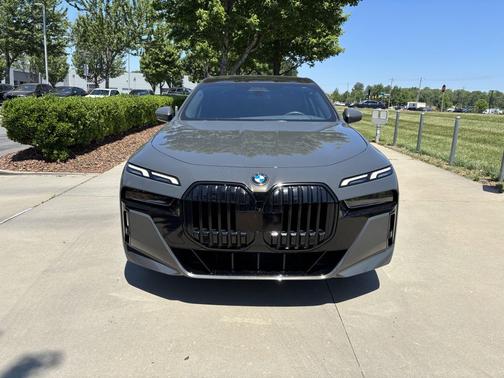 Dravit Grey Metallic 2023 BMW 740 i