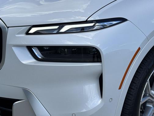 Mineral White Metallic 2025 BMW X7 xDrive40i
