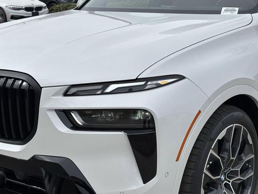 Mineral White Metallic 2026 BMW X7 xDrive40i