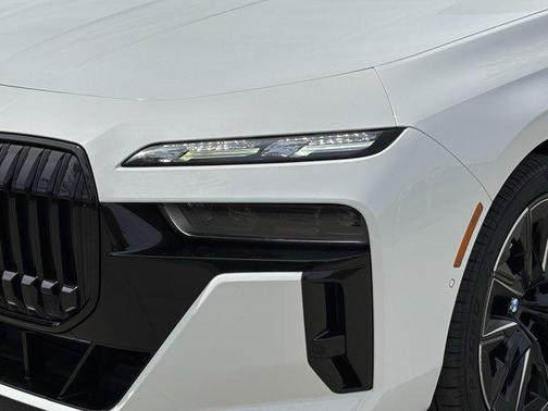 Alpine White 2023 BMW 760 i xDrive