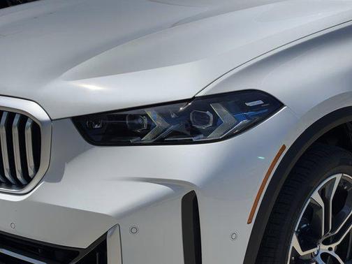 Mineral White Metallic 2026 BMW X5 sDrive40i