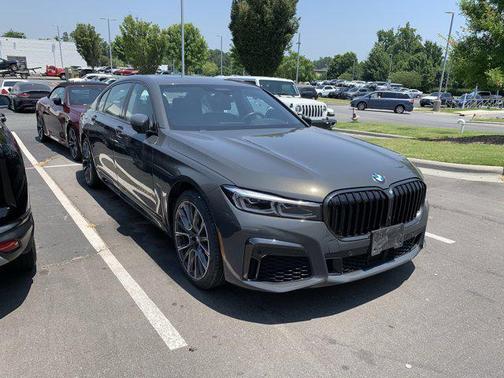 2022 BMW 740 i