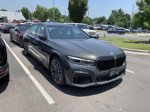 2022 BMW 740 i
