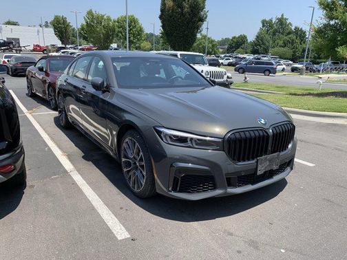 2022 BMW 740 i