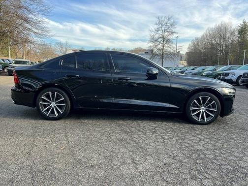 Black Stone 2022 Volvo S60 B5 MOMENTUM