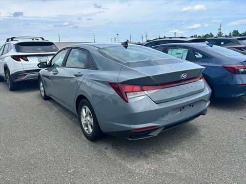 2022 Hyundai ELANTRA SE