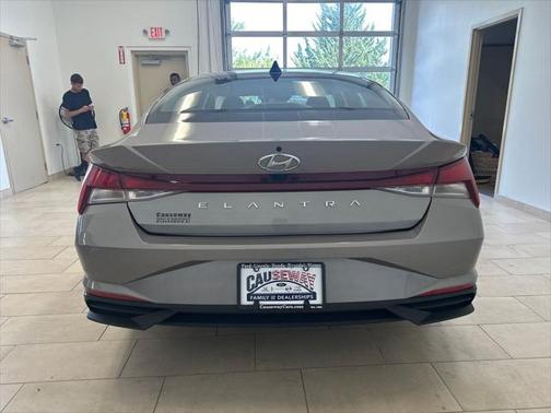 2023 Hyundai ELANTRA SE