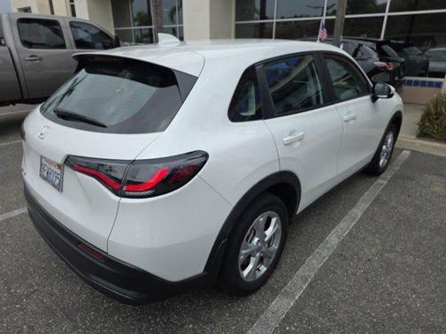 Platinum White 2023 Honda HR-V LX