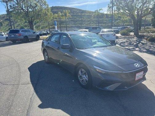 2025 Hyundai ELANTRA SE