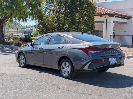 2025 Hyundai ELANTRA SE