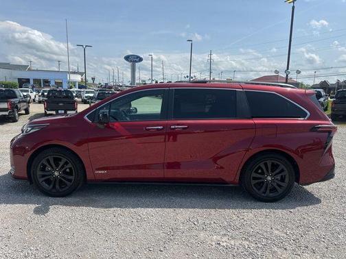 2021 Toyota Sienna XSE 7 Passenger